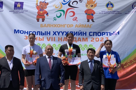 Монголын хүүхдийн спортын зуны VII наадмын хөнгөн атлетикийн бөөрөнцөг түлхэлтийн төрөлд тамирчин Э.Сүмбэрмаа 10,02 метр түлхэж алтан медаль хүртлээ.
