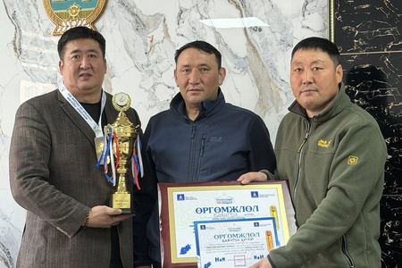 МОНГОЛЫН ҮНДЭСНИЙ СПОРТЫН VIII НААДАМД АМЖИЛТТАЙ ОРОЛЦСОН БАЯНГОЛ ДҮҮРГИЙН МӨСӨН ШАГАЙН ХАРВААЧИД ДҮҮРГИЙН БИЕИЙН ТАМИР, СПОРТЫН ХОРООНЫ ДАРГАД ЦОМ, ӨРГӨМЖЛӨЛИЙГ ГАРДУУЛЖ ӨГЛӨӨ.