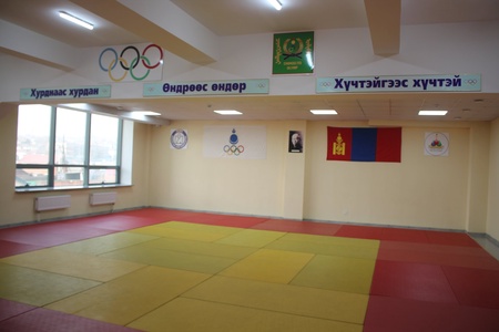 97.3 метр квадрат талбайтай 30 хүн хүлээн авах боломжтой