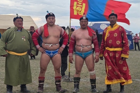 Наранбулаг сумын Нүүдэлчин соёлын фестивальд аймгийн заан Б.Батбаян түрүүлж, аймгийн харцага М.Улаанхүү үзүүрлэв.