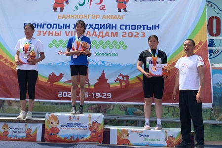 Монголын хүүхдийн спортын зуны VII наадмын хөнгөн атлетикийн зээрэнцэг шидэлтийн төрөлд тамирчин Э.Сүмбэрмаа хүрэл медаль хүртлээ.