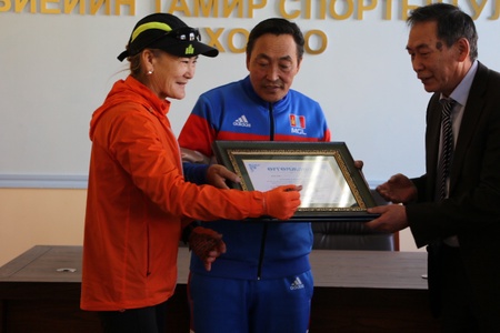 “Үзэсгэлэнт Улаанбаатар цом” өртөөт марафоны шагналыг гардууллаа