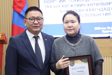 Эрдэнэт хотын болон анхдагч илгээлтийн эздийн өдөр"- ийг тохиолдуулан "Төрийн албан хаагчдийн хөгжлийн хөтөлбөр"-ийн нийгмийн дэмжлэгт хамрагдсан албан хаагчдад  батламжийг нь гардуулах ёслол боллоо. 