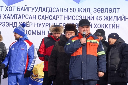 Эрдэнэт хот байгуулагдсаны 50 жилийн ой, Зөвлөлт, Монголын хамтарсан баг сансарт ниссэний 45 жилийн ойн хүрээнд хоёр нуурын бөмбөгтэй хоккейн цомын тэмцээн Эрдэнэт хотод эхэллээ. 