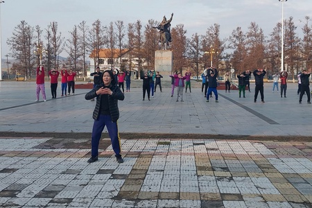 “Цаг гаргая” аяны хүрээнд "Цогт хун тайж"-ийн талбайд Өглөөний  дасгал үргэлжилж байна.