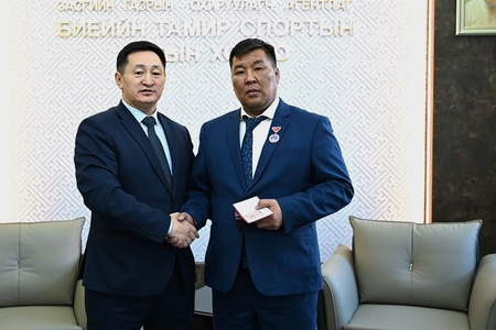  У.БАТМӨНХ, Ж.ДОЛГОРСҮРЭН НАРЫГ ХӨДӨЛМӨРИЙН ХҮНДЭТ МЕДАЛИАР ШАГНАЛАА 
