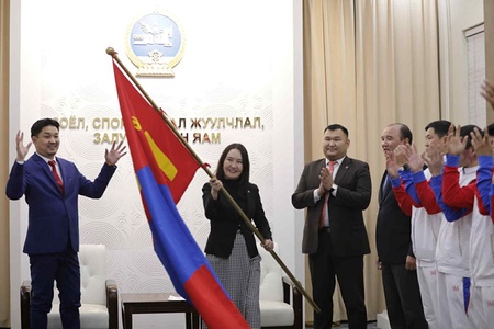 ДИФЛИМПЫН НААДАМД ЭХ ОРНОО ТӨЛӨӨЛӨН ОРОЛЦОХ БАГ ТАМИРЧДАД ТӨРИЙН ДАЛБАА ГАРДУУЛЛАА  