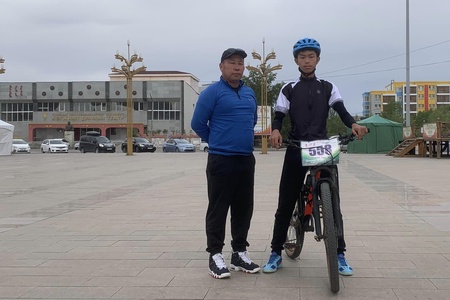 Монголын хүүхдийн спортын зуны VII наадам дугуйн уралдааны тэмцээн эхэллээ.  Тэмцээнд тамирчин Т.Баянмөнх оролцож байна.
