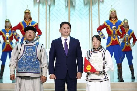 Монгол Улсын Ерөнхийлөгч Ухнаагийн Хүрэлсүх “Парис-2024” олимп, паралимпын тамирчдаа үдэж, Төрийн далбаа гардууллаа