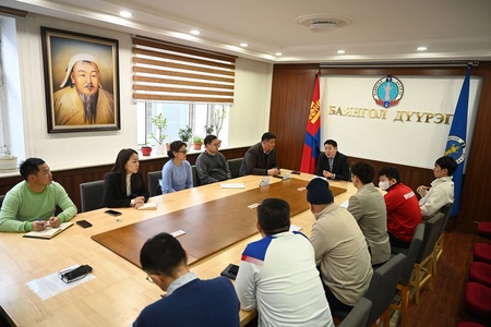 БАЯНГОЛ ДҮҮРГИЙН ЗАСАГ ДАРГА Ө. СУМЪЯАБААТАР ДҮҮРГИЙН ӨСВӨР ҮЕИЙН ШИГШЭЭ БАГИЙН ДАСГАЛЖУУЛАГЧДЫГ ХҮЛЭЭН АВЧ УУЛЗЛАА.