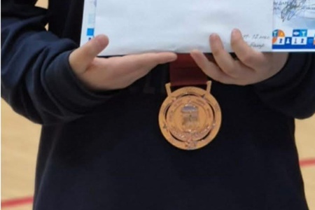 Медалийн буухиа үргэлжилсээр. Өсвөрийн шатарчдын Улсын аварга шалгаруулах тэмцээний  блиц төрөлд 11-12 насны ангилалд Орхон аймгийн бяцхан тамирчин Отгонболдын Оюунболд хүрэл медаль хүртлээ. 