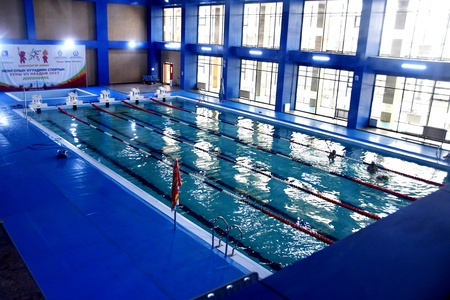 Баянхонгор аймгийн усан бассейнд Хүүхдийн спортын зуны VII наадмын усан сэлэлтийн төрөлд оролцох тамирчид бэлтгэлээ хангаж байна. 