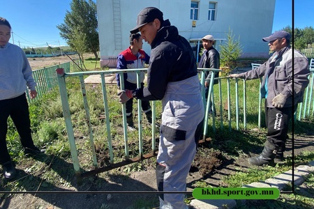 Гадна тохижилтын ажлын хүрээнд байгууллагын гаднах хашааг шинээр солих ажил явагдаж байна./2025-13/