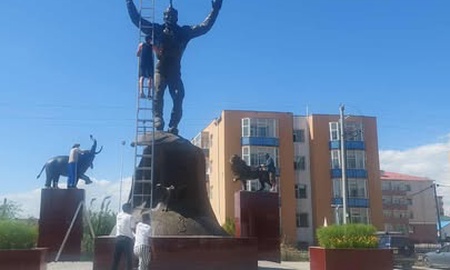 ДАРХАН АВАРГА Х. БАЯНМӨНХИЙН ХӨШӨӨГ УГААЖ ӨНГӨЛЛӨӨ