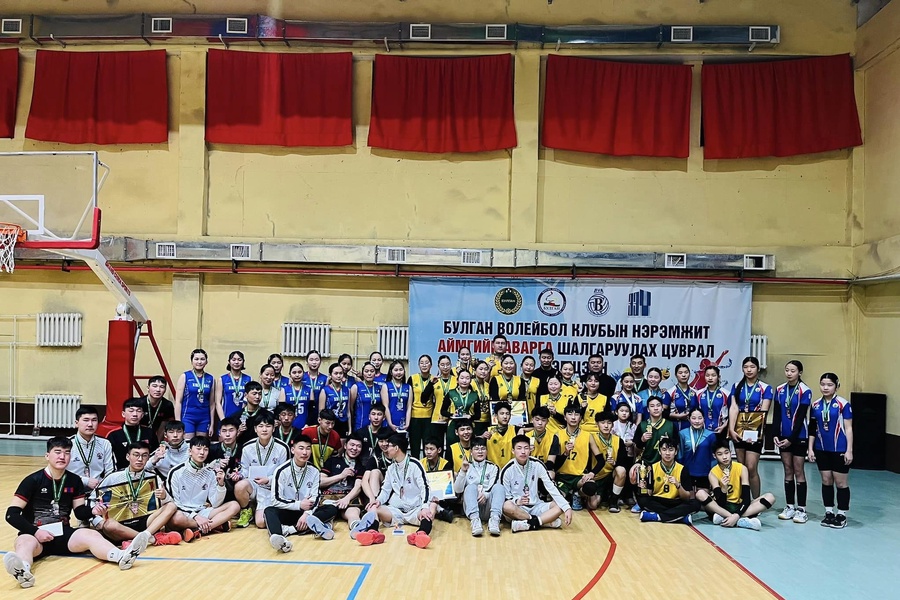 Булган Волейбол" клубын нэрэмжит Идэрчүүдийн аймгийн аварга шалгаруулах тэмцээнд 25 багийн 250 тамирчид оролцлоо.