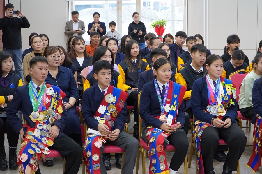 Биеийн тамир, спортын төрөлд шилдэгээр шалгарсан тамирчиддаа баяр хүргэж спортын өндөр амжилт хүсье👏👏👏