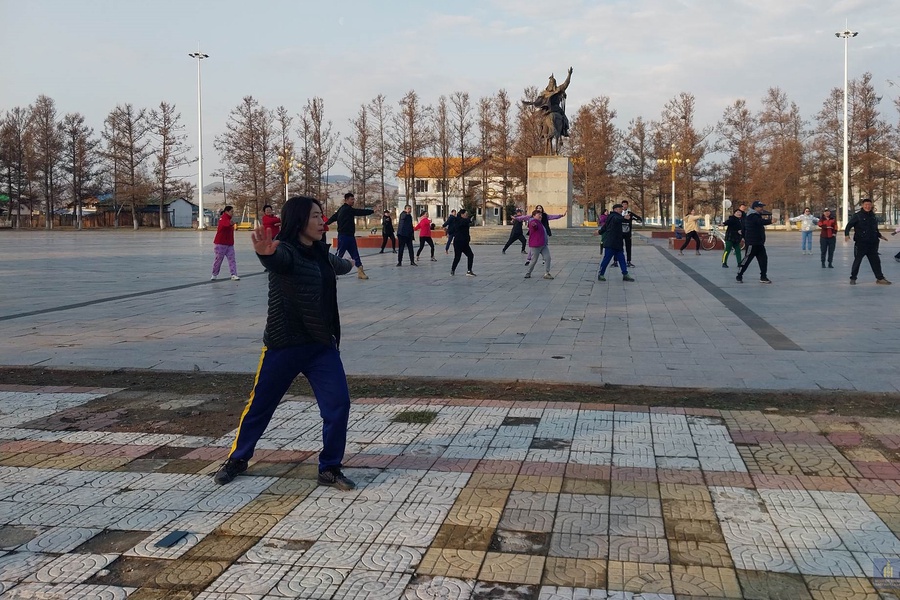 “Цаг гаргая” аяны хүрээнд "Цогт хун тайж"-ийн талбайд Өглөөний  дасгал үргэлжилж байна.