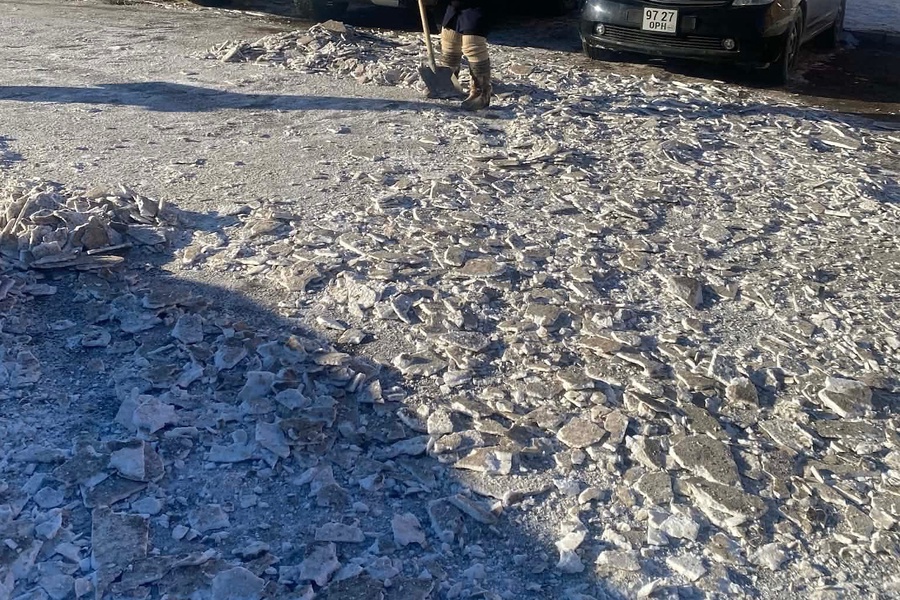 01 дүгээр сарын 26-ны өдөр Орхон аймгийн Биеийн тамир, спортын газрын аж ахуй албаны ажилчид Ойр орчмын цасыг цэвэрлэж ажиллаа.