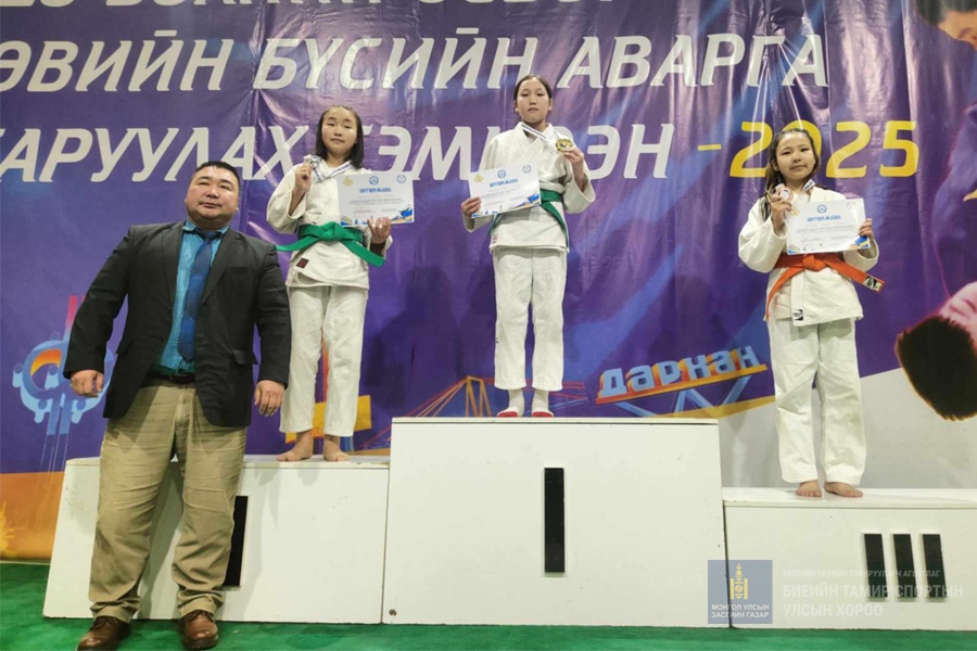 ДАРХАН ХОТНОО ЗОХИОГДСОН ЖҮДО БӨХИЙН ӨСВӨР ҮЕИЙН ТӨВИЙН БҮСИЙН АВАРГА ШАЛГАРУУЛАХ ТЭМЦЭЭНД ТӨВ АЙМГИЙН БАГ ТАМИРЧИД АМЖИЛТТАЙ ОРОЛЦЛОО.
