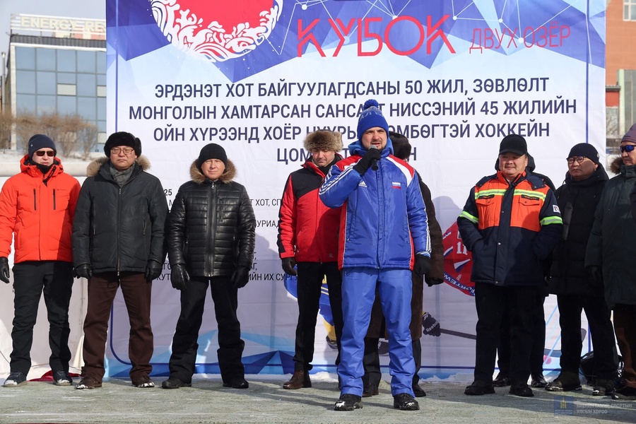 Эрдэнэт хот байгуулагдсаны 50 жилийн ой, Зөвлөлт, Монголын хамтарсан баг сансарт ниссэний 45 жилийн ойн хүрээнд хоёр нуурын бөмбөгтэй хоккейн цомын тэмцээн Эрдэнэт хотод эхэллээ. 